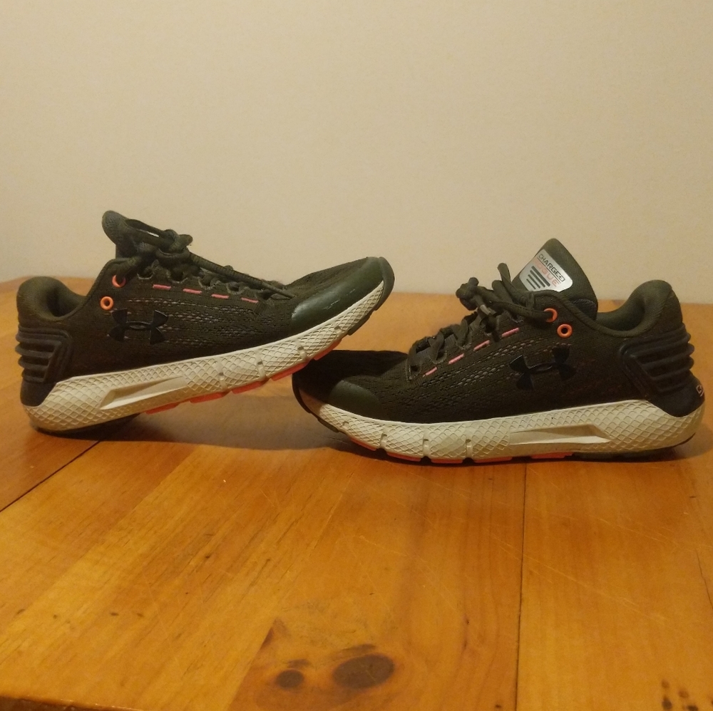 Under Armour Charged Rogue sneakers sz 4y